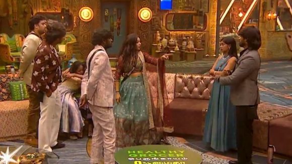 Bigg Boss : బిగ్ బాస్ లో కొట్టుకున్న కంటెస్టెంట్స్.. ఇదేం టాస్క్ రా అయ్యా..