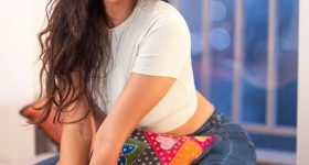 Divi Vadthya: బెడ్ పై దివి అందాల విందు.. కుర్రాళ్ళు ఏమైపోతారో..