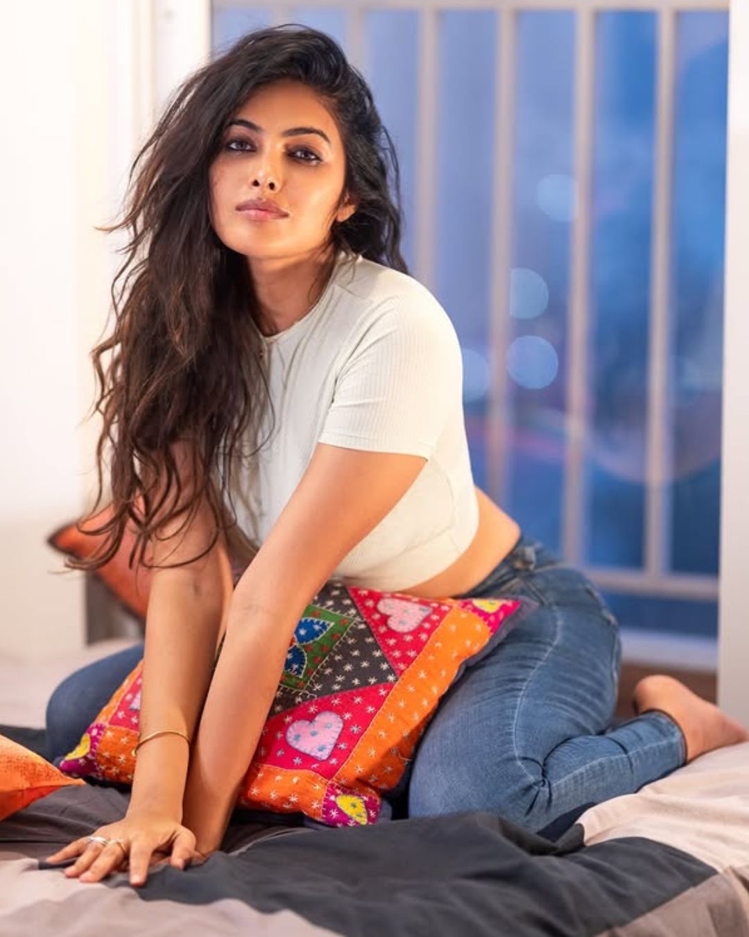 Divi Vadthya: బెడ్ పై దివి అందాల విందు.. కుర్రాళ్ళు ఏమైపోతారో..