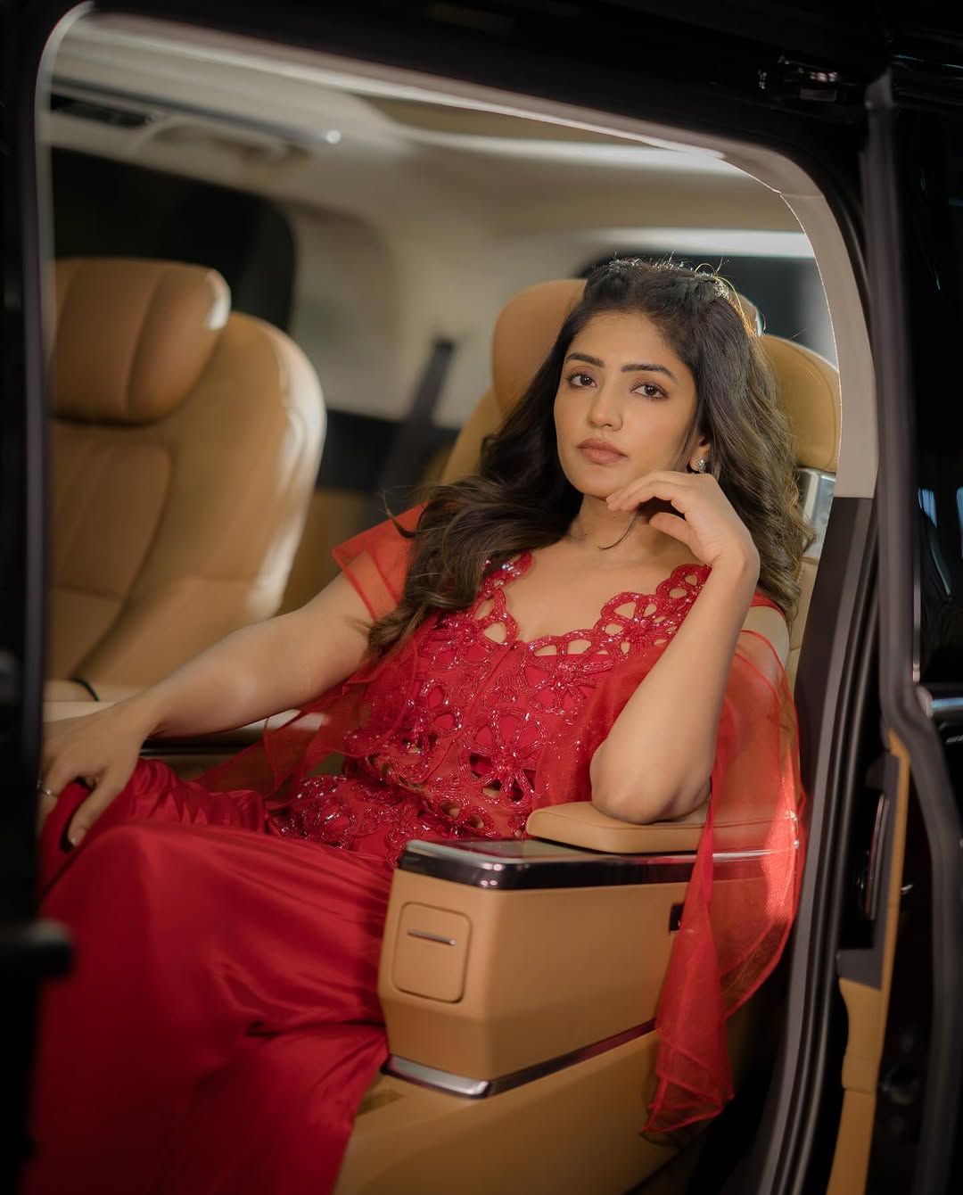 Eesha Rebba: రెడ్ డ్రెస్ లో అందాలతో హీట్ పుట్టిస్తున్న ఈషా రెబ్బా!