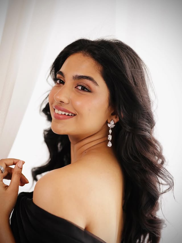 Mamitha Baiju (Source / Instagram ) Mamitha Baiju photo Gallery
