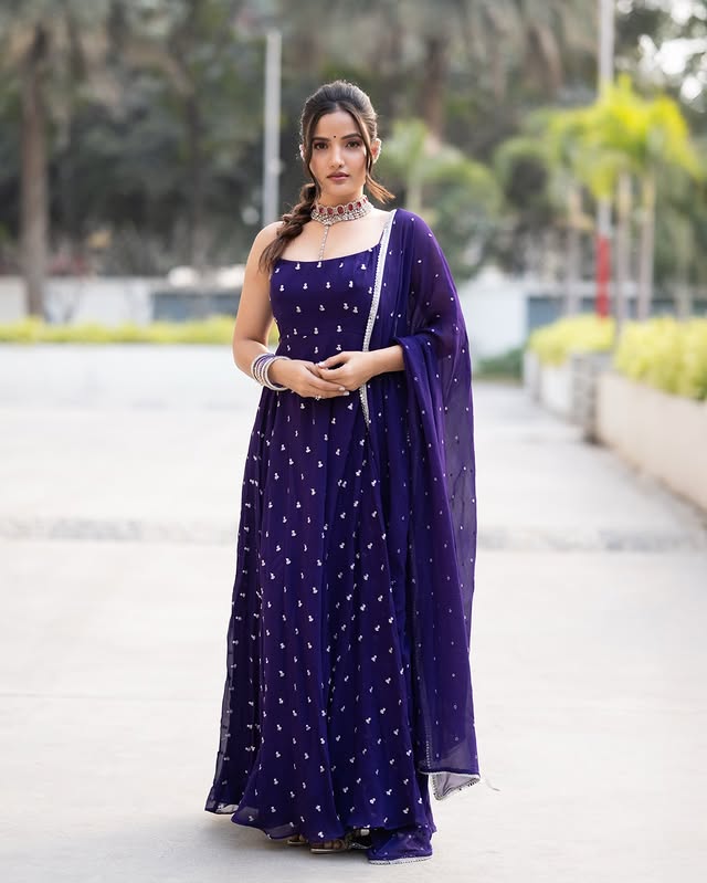 Siri Hanumanth ( Source / Instagram ) Siri Hanumanth Photo Gallery