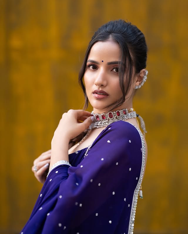 Siri Hanumanth ( Source / Instagram ) Siri Hanumanth Photo Gallery