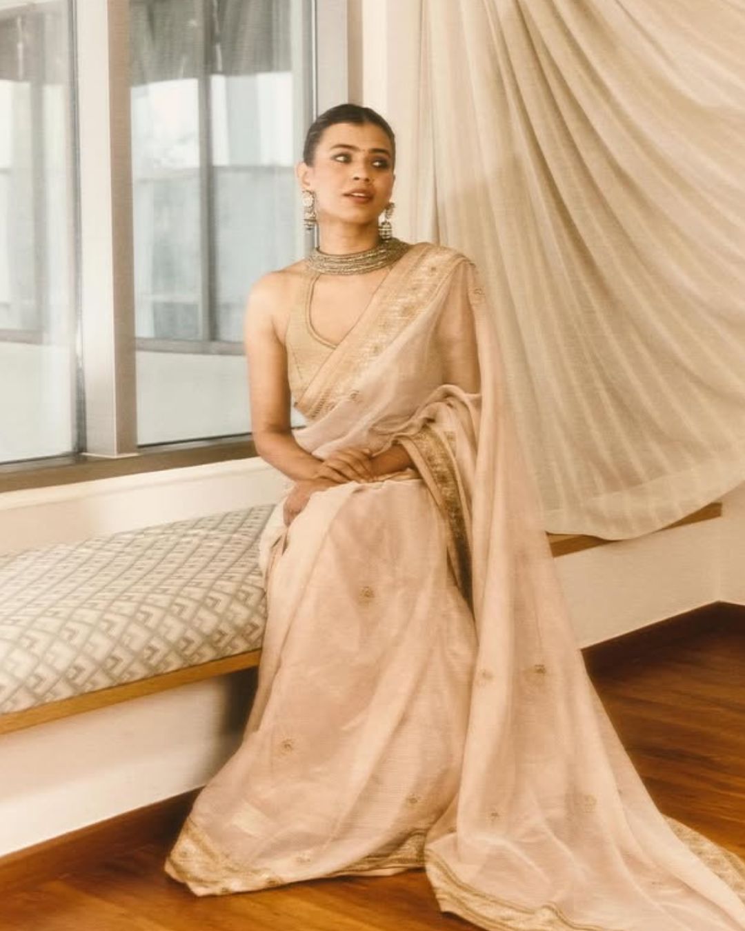 Hebah Patel : గోల్డ్ శారీలో మెస్మరైజ్ చేస్తున్న హెబ్బా పటేల్.. అబ్బా ఫిదా అవ్వాల్సిందే..