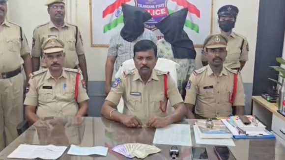 Karimnagar Crime: కరీంనగర్ టూ జైలు: భార్యతో వలపు చిందులు.. భర్తతో వీడియో షూటింగ్‌లు.. చివరకు కటకటాల్లోకి!