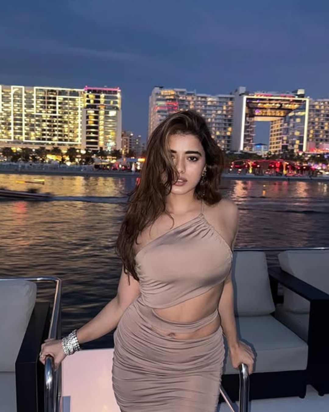 Ketika Sharma : ఫారిన్ లో న్యూయర్ సెలెబ్రేషన్ లో రచ్చ చేసిన కేతిక.. .