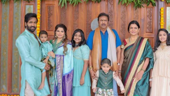 Manchu Family: మంచు ఇంట మొదలైన సంక్రాంతి సంబరాలు.. ఉద్యోగులకు బట్టలు, డబ్బు పంపిణీ..