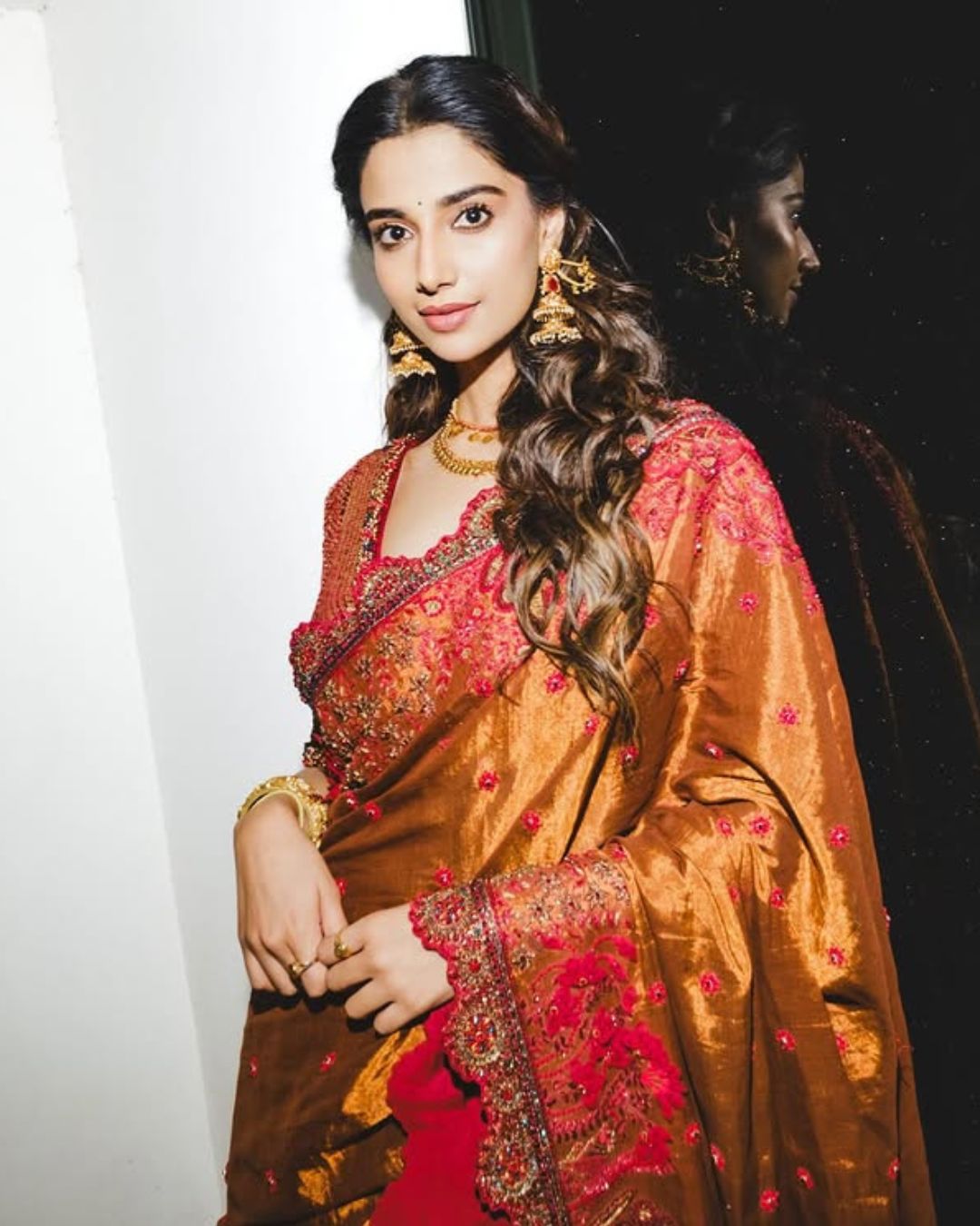 Meenakshi Chaudary : చీరలో బుట్టబొమ్మ లా మెరిసిన మీనమ్మ.. ఇంత అందాన్ని చూడకుండా ఉండలేరు..