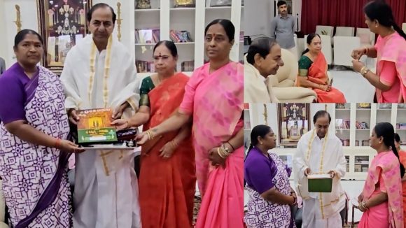 KCR: కేసీఆర్ ఇంటికి మంత్రులు సురేఖ, సీతక్క.. పసుపు, కుంకుమ, చీరలతో సత్కారం