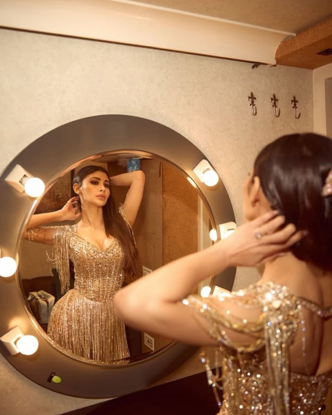 Mouni Roy : గోల్డ్ కలర్ డ్రెస్ లో మౌనీ రాయ్ గ్లామర్ మెరుపులు..