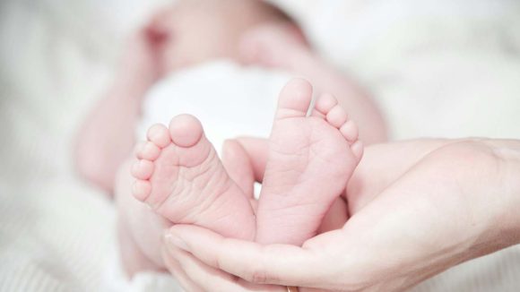 Newborn Baby in Dustbin: దారుణం.. అప్పుడే పుట్టిన పసికందును చెత్త కుప్పలో పడేసిన గుర్తు తెలియని వ్యక్తులు
