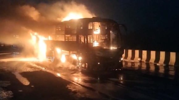 Travels Bus Incident: ఈస్ట్ గోదావరి కొవ్వూరు హైవే‌పై కాలి బూడిదైన ట్రావెల్ బస్సు.. బస్సులో 10 మంది..