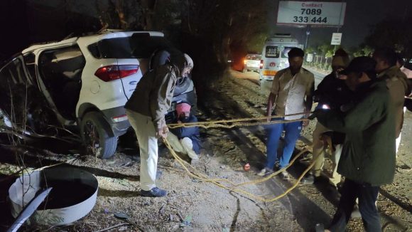 Road Accident: హైదరాబాద్‌లో చెట్టును ఢీకొన్న స్పోర్ట్స్‌ కారు.. స్పాట్‌లో నలుగురు విద్యార్థులు మృతి
