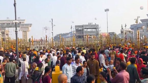 Medaram Jatara: మేడారం వనదేవతల దర్శనానికి పోటెత్తిన భక్తజనం.. కిలోమీటర్ల మేర నిలిచిన వాహనాలు