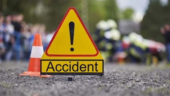 Auto Overturned: చిత్తూరు జిల్లాలో స్కూల్ ఆటో బోల్తా.. స్పాట్‌లో 13 మంది విద్యార్థులు