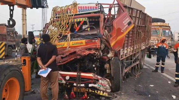 Road Incident: నల్గొండ జిల్లాలో ఘోర రోడ్డు ప్రమాదం.. ట్యాంకర్‌, DCM ఢీ.. స్పాట్‌లో ఆరుగురు