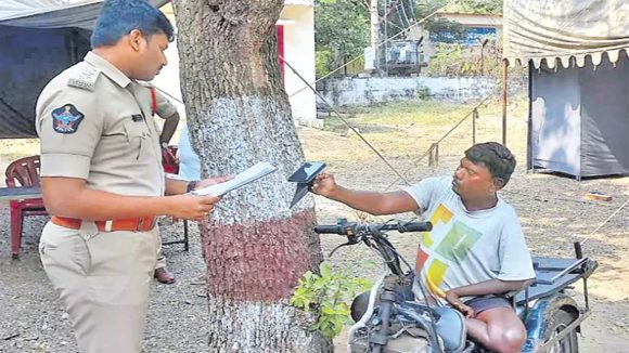 Guntur: కన్నబిడ్డ కోసం దివ్యాంగుడి కన్నీటి పోరాటం.. ఏడాది దాటినా దొరకని ఆచూకీ!