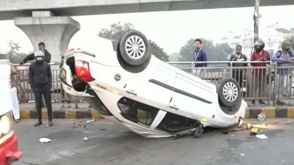 Road Accident: హైదరాబాద్ నగరంలో ఘోర రోడ్డు ప్రమాదం.. ఫ్లైఓవర్ పై కారు బోల్తా.. స్పాట్‌లో నలుగురు