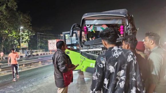 Private Travel Bus Incident: కాకినాడ జిల్లాలో ఘోర రోడ్డు ప్రమాదం.. లారీని ఢీకొట్టిన ట్రావెల్స్ బస్సు.. స్పాట్లో 5గురు