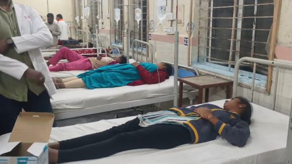 Food poisoned: వనపర్తి జిల్లాలోని  బీసీ గర్ల్స్ హాస్టల్ లో పుడ్ పాయిజన్.. 25 మంది విద్యార్థినులకు అస్వస్థత
