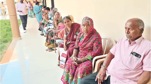 Ibrahimpatanam: కనిపెంచినందుకు కానుక ఇదేనా..? ఒకేసారి పోలీస్ స్టేషన్ మెట్లెక్కిన 35 మంది వృద్ధులు!