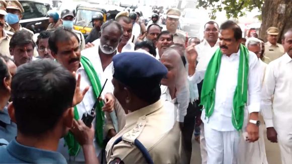 Farmers Protest: అసెంబ్లీ ముందుకు భూ నిర్వాసితులు.. రైతులకు న్యాయం చేయాలంటూ బీఆర్ఎస్ ఆందోళన