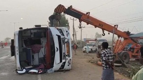 Private Bus Accident: ఏపీలో మరో ట్రావెల్ బస్సు బోల్తా.. స్పాట్‌లో ఆరుగురు!