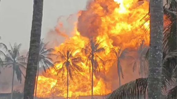 ONGC Gas Leak: కోనసీమలో ఆగని మంటలు, కాలి బూడిదైన 500 కొబ్బరి చెట్లు.. రైతులు కన్నీళ్లు!