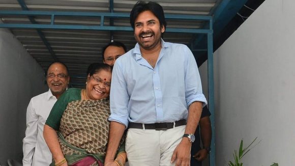 Pawan Kalyan: తల్లి అంజనా దేవి పుట్టినరోజు .. గొప్ప మనసు చాటుకున్న పవన్!