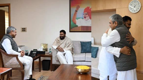 Pawan Kalyan: పిఠాపురం రైల్వే స్టేషన్‌కు మోడల్ స్టేషన్ హోదా?.. కేంద్ర మంత్రి అశ్విని వైష్ణవ్‌ను కోరిన పవన్ కళ్యాణ్..