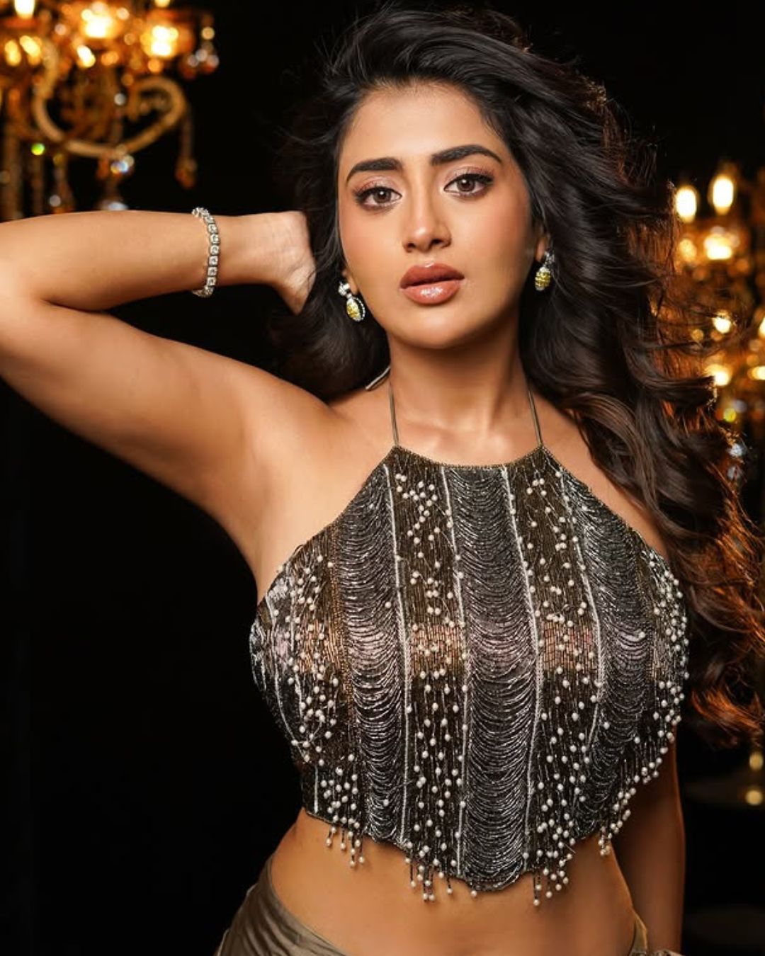 Rashi Singh : నడుము అందాలతో క్రాక్ తెప్పిస్తున్న రాశి.. ఇంత అందాన్ని తట్టుకోవడం కష్టమే..!