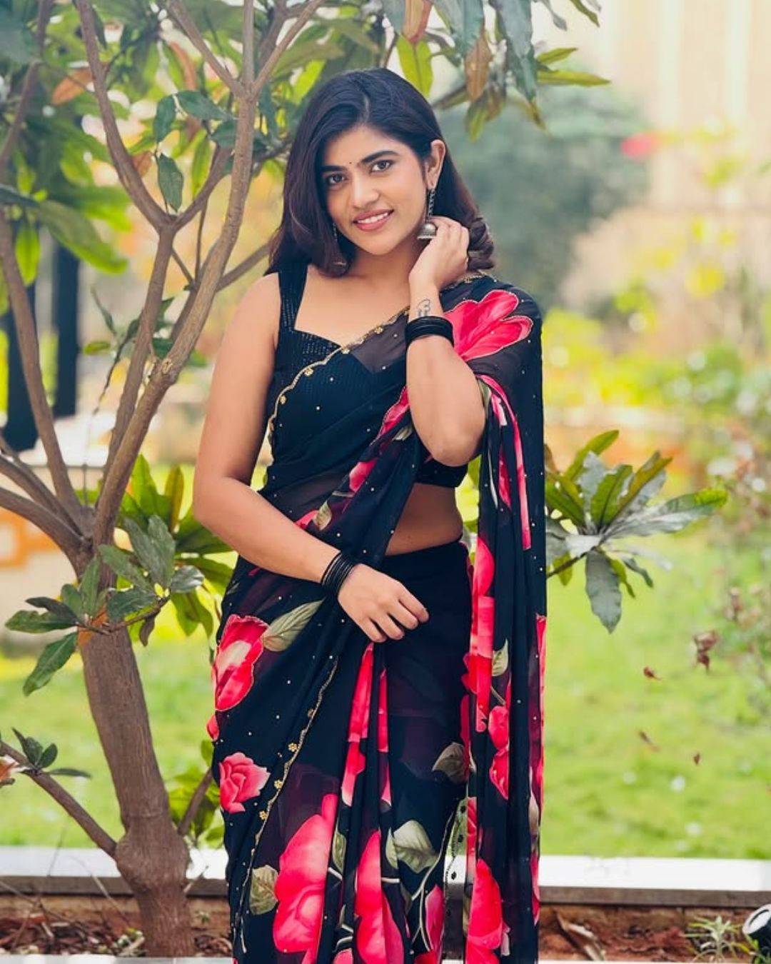 Rithu Chowdary : బ్లాక్ శారీలో రీతూ చౌదరి స్టిల్స్.. చూపులతోనే చంపేస్తుంది మావ..