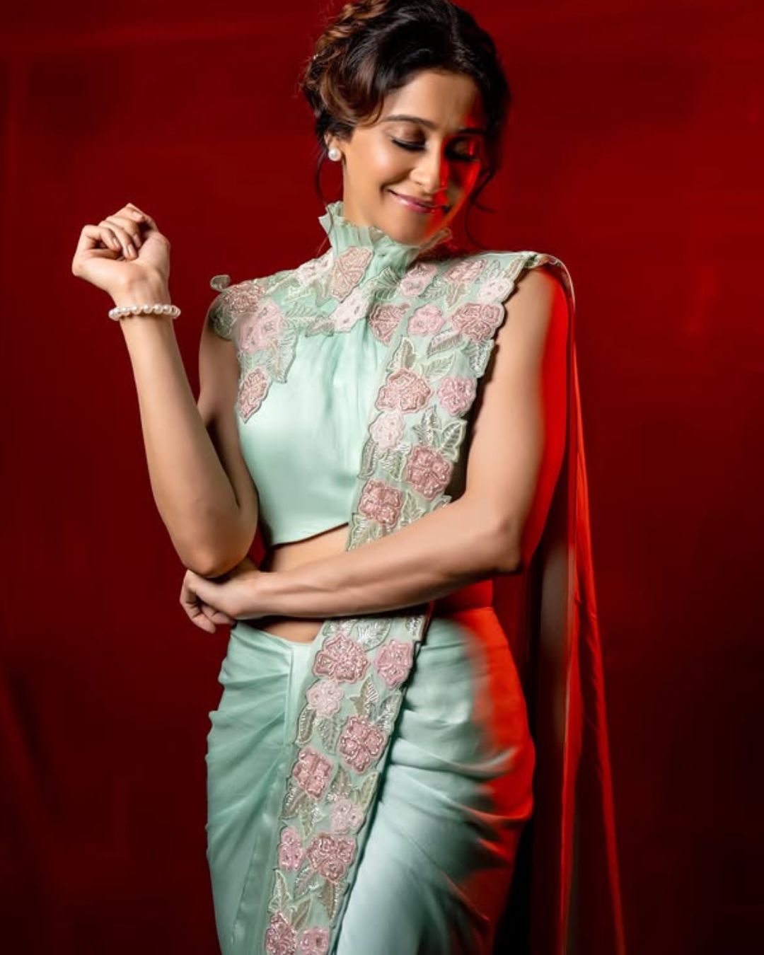 Regina cassandra : చీరలో మెరిసిపోతున్న రెజీనా.. స్టైలిష్ లుక్ లో ఎంత అందంగా ఉందో..