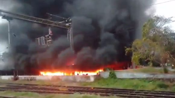 Kerala Fire Accident: రైల్వే స్టేషన్‌లో ఎగిసి పడుతున్న మంటలు.. 400 వాహనాలు దగ్ధం