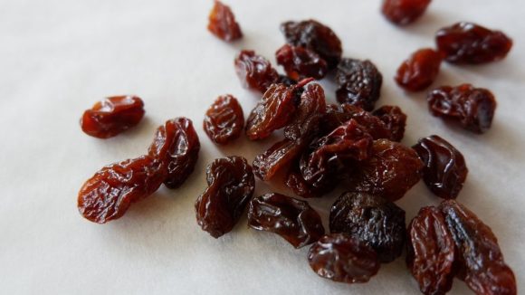 Raisins: జుట్టు, చర్మ సౌందర్యానికి ఎండుద్రాక్ష ఎలా ఉపయోగపడుతుందో తెలుసా ?