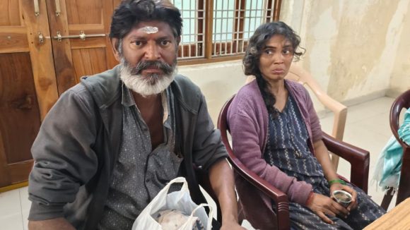 Vemulawada Rajanna: LLB భర్త.. B.Com భార్య.. రాజన్న సన్నిధిలో భిక్షాటన.. వేములవాడలో వెలుగు చూసిన కన్నీటి గాథ!