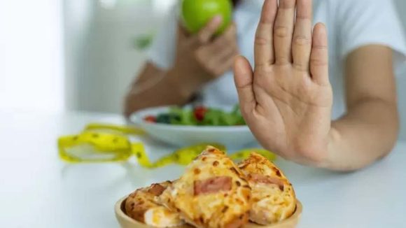 Food: యవ్వనాన్ని మింగేస్తున్న ఆహారపు అలవాట్లు.. ఈ మూడింటికి దూరంగా ఉండండి