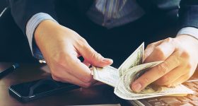 Money management: ఈ చిన్న చిన్న లక్షణాలుంటే చాలు.. ధనవంతులు అవడం గ్యారంటీ