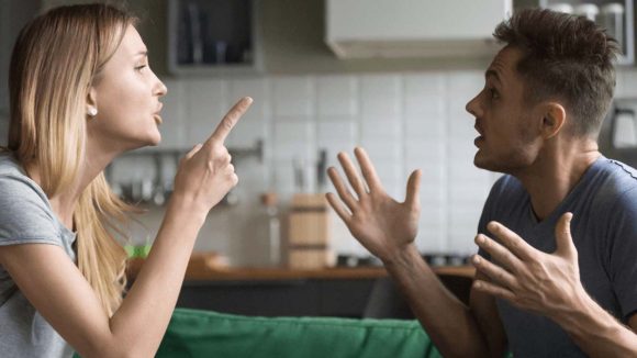 Couples Fights: దంపతుల మధ్య అన్యోన్యత పెరగాలా? బెడ్‌రూమ్‌లో ఇలాంటి ఫోటోలు ఉంచి చూడండి!