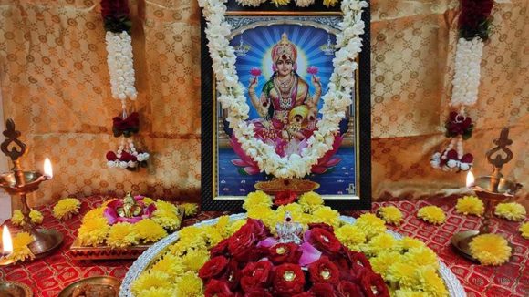 Friday Lakshmi Pooja:  దారిద్ర్యం తొలగి ధనవంతులు కావాలా ? శుక్రవారం ఈ చిట్కాలు పాటించండి చాలు