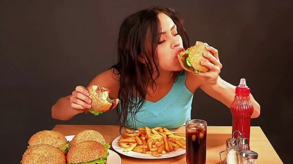 Junk Food: జంక్ ఫుడ్ పిచ్చి వదలడం లేదా?  ఈ సింపుల్ టిప్స్‌తో చెక్ పెట్టండి!