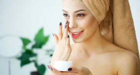 Skin Care: ఉదయాన్నే ఈ 7 పనులు చేస్తే మీ చర్మం బంగారంలా మెరుస్తుంది!