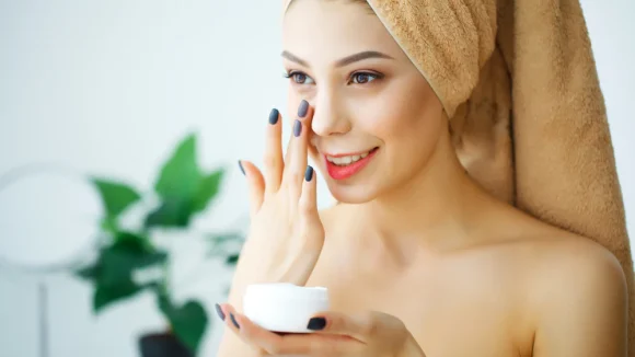 Skin Care: ఉదయాన్నే ఈ 7 పనులు చేస్తే మీ చర్మం బంగారంలా మెరుస్తుంది!