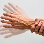 Shaking Hands: వణుకుతున్న చేతులు, తిమ్మిర్లు పట్టే వేళ్లు.. మీ శరీరం ఏం చెబుతుందో తెలుసా ?