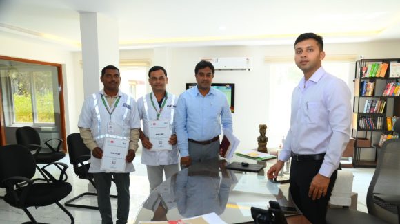 Nalgonda News: నిజాయితీ చాటుకున్న అంబులెన్స్  సిబ్బందికి ప్రశంసా పత్రాలు అందజేసిన నల్గొండ జిల్లా ఎస్పీ
