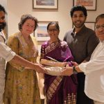 Allu Sirish Wedding: అల్లు వారింట పెళ్లి సందడి.. పవన్ కళ్యాణ్‌కు వెడ్డింగ్ కార్డ్ అందించిన అల్లు అరవింద్..