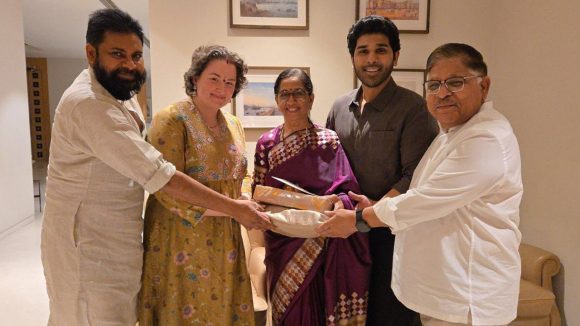 Allu Sirish Wedding: అల్లు వారింట పెళ్లి సందడి.. పవన్ కళ్యాణ్‌కు వెడ్డింగ్ కార్డ్ అందించిన అల్లు అరవింద్..