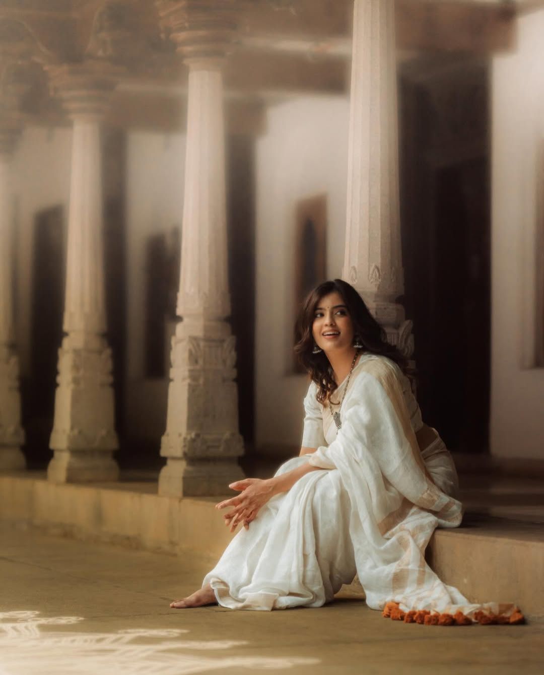 Amritha Aiyer : చీరకట్టులో కోమలమైన మోముతో ఆకట్టుకుంటున్న అమృత!