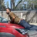 Viral Video: కారు బోనెట్‌పై ఆ వ్యక్తి.. ఏకంగా కిలోమీటర్లు వరకు, బాబోయ్ ఆపరా
