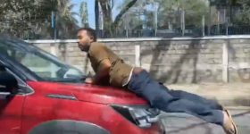 Viral Video: కారు బోనెట్‌పై ఆ వ్యక్తి.. ఏకంగా కిలోమీటర్లు వరకు, బాబోయ్ ఆపరా